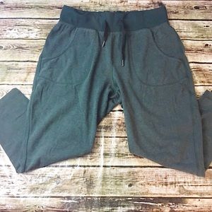 ☑️ Lululemon Cropped Joggers